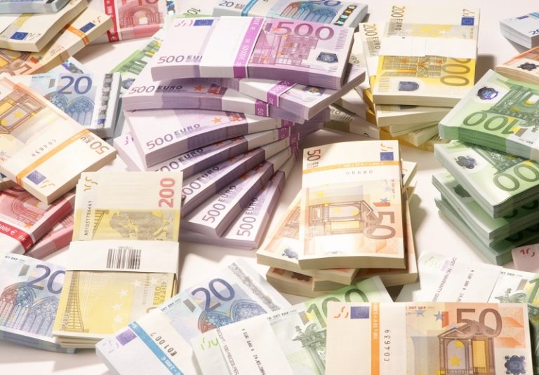 Deponojnë rreth 15 mijë euro false në bankë, arrestohen dy persona