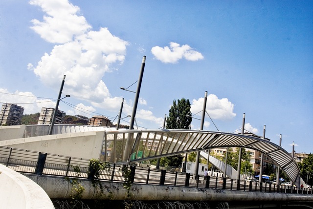 Shqiptarët e Mitrovicës së Veriut kërkojnë nga BE-ja ta hapë urën