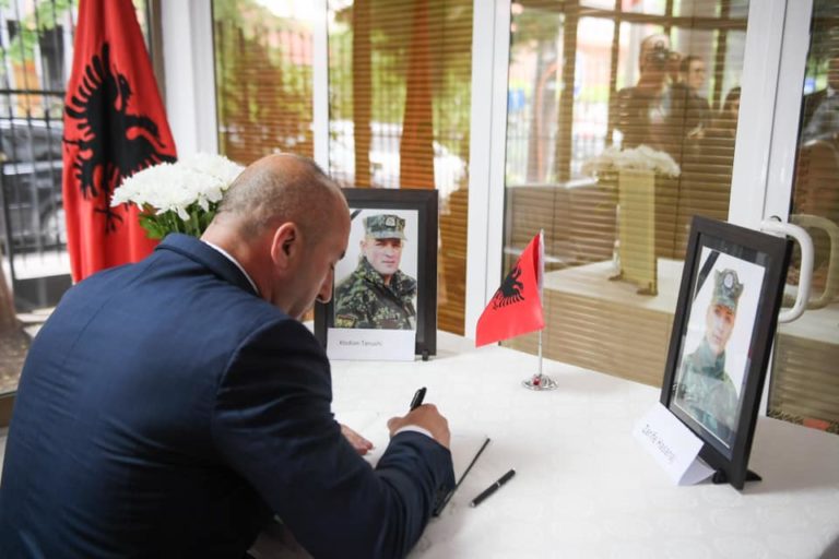 Haradinaj nënshkruhet në Librin e Zisë, në Ambasadën e Shqipërisë