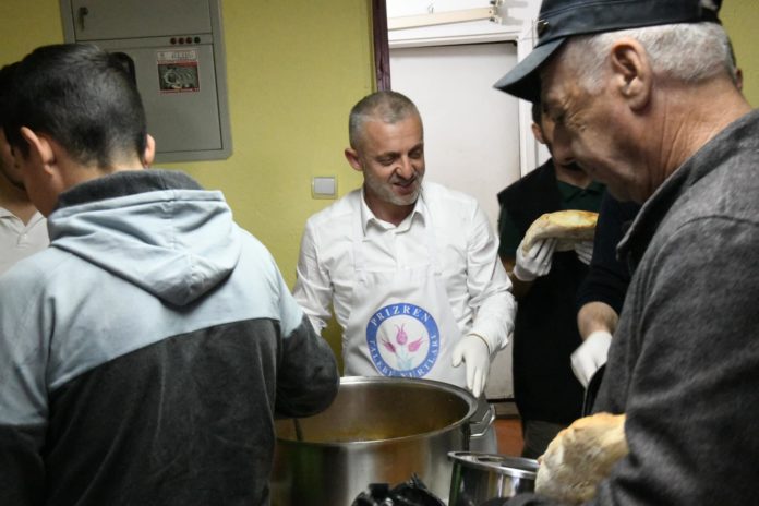 “Jetimat e Ballkanit” në Prizren çdo ditë shtrojnë iftar falas për 310 persona