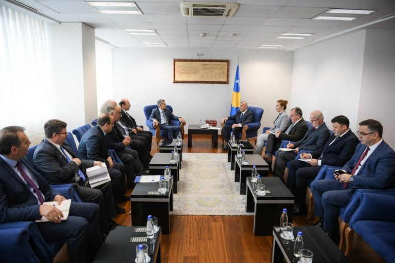 Haradinaj takohet me rektorin dhe dekanët e UP-së